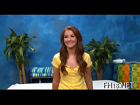 Фаллоимитатор входит в мокрую киску 5 мин.