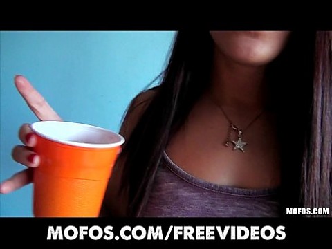 Группа шлюшек из женского общества начинают оргию на домашней вечеринке 11 мин.