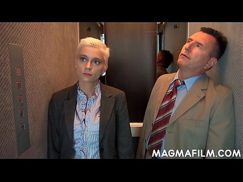 Грудастую офисную шлюшку трахнули в лифте 13 мин.