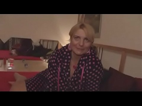 Грудастая милфа соблазняет. мальчик 9 мин.