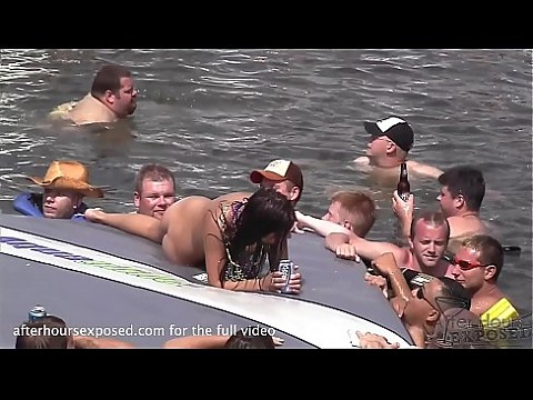 Горячие девушки позволяют случайным парням по очереди лизать киску на публике 13 мин.