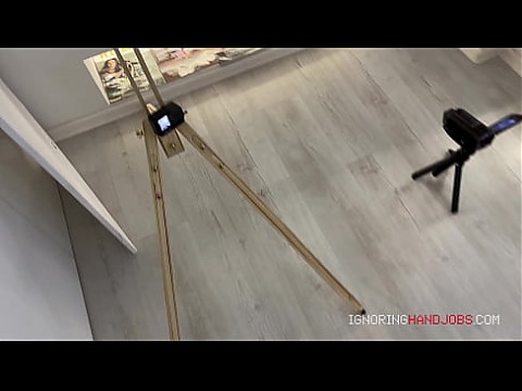 Горячая и сексуальная французская горничная-блондинка с большой задницей и большими сиськами пытается получить как можно больше предэякулята от большого члена путем дрочки 13 мин.