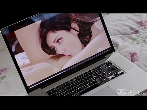 GirlGirl.com - молодые лесбиянки Alex Coal и Kyler Quinn учатся целоваться 12 мин.