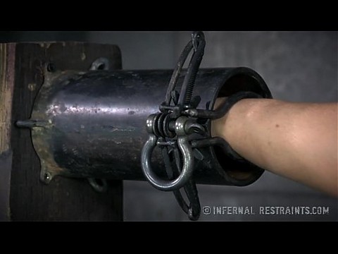 Грудастая милфа кончила в бондаже с устройством 7 мин.
