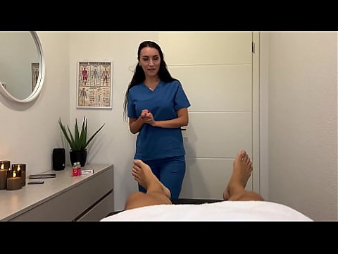 Где расслабление превращается в искушение. Её руки, его слабость. 24 мин.